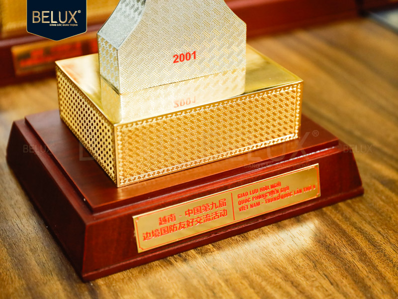 Lô Cột Mốc Việt-Trung bằng đồng mạ vàng bạc cao 32cm thiết kế theo yêu cầu